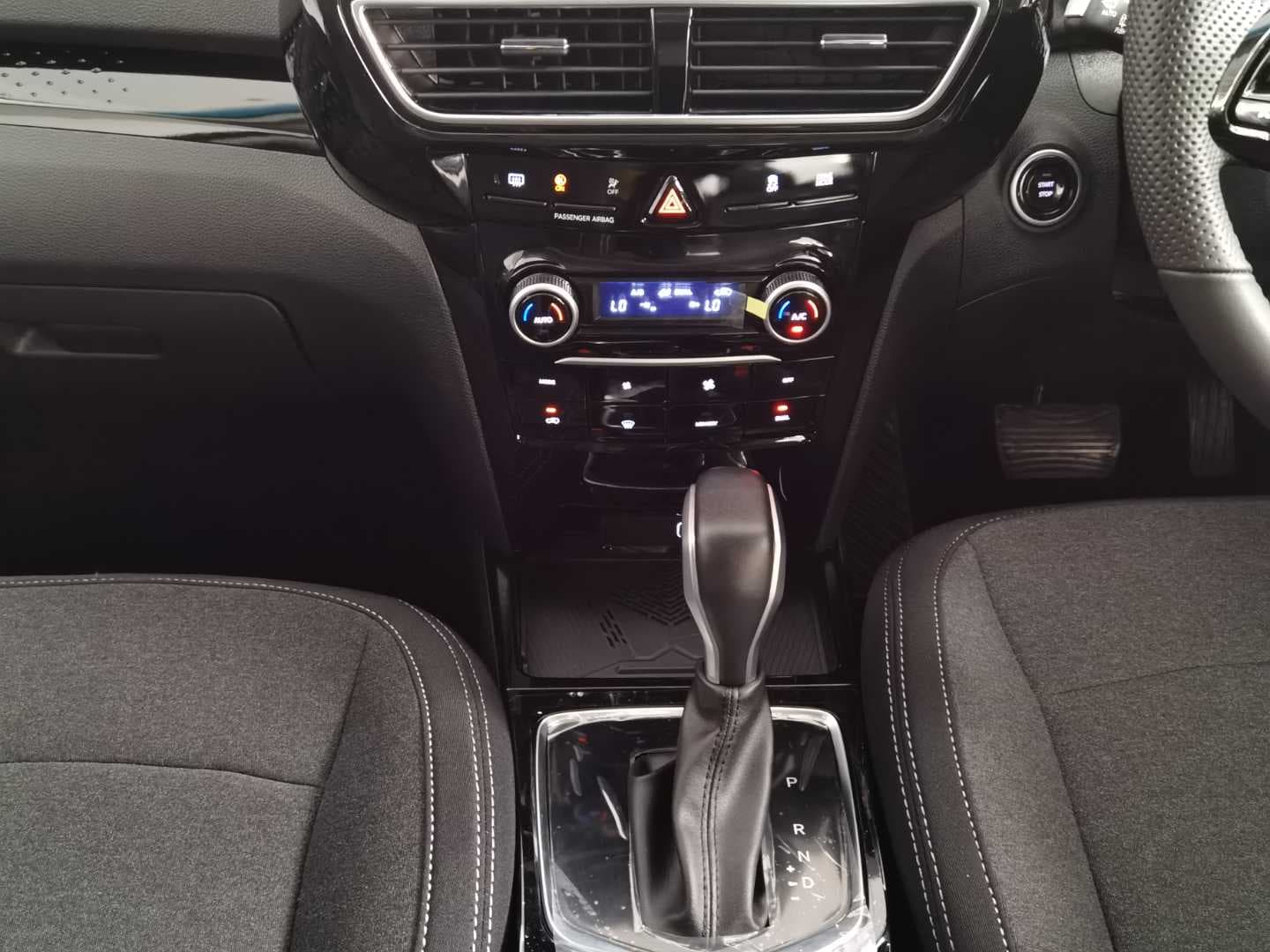 MAHINDRA XUV3XO 1.2T AX5 A/T image 12