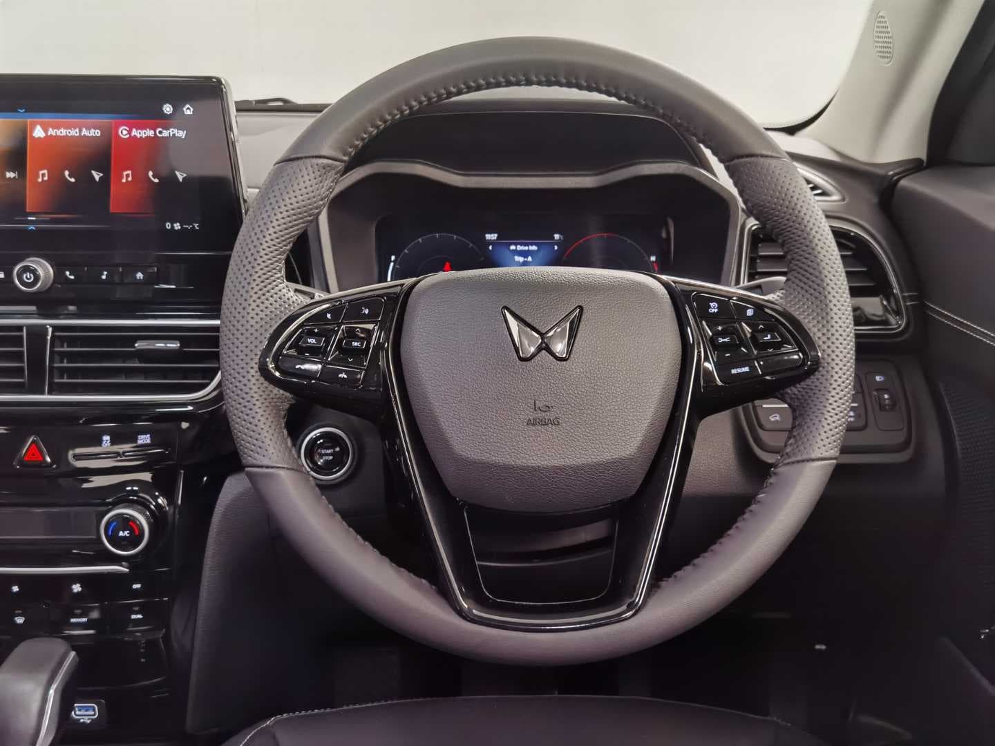 MAHINDRA XUV3XO 1.2T AX7L A/T image 20